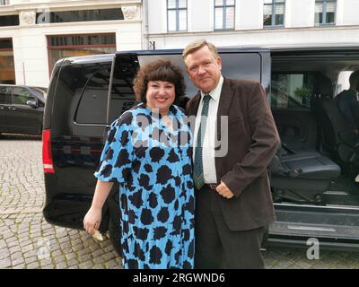 Meltem Kaptan und Justus von Dohnányi BEI der Ankunft zu den Filmarbeiten am historischen Jugendstil-Kaufhaus am Marienplatz. Görlitz, 10,2023 Görlitz Banque D'Images