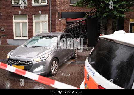 SON en BREUGEL - les services d'urgence sont présents chez un bijoutier où un raid de bélier a eu lieu. Les auteurs sont entrés en voiture dans le magasin de Dommelstraat et se sont enfuis avec un butin encore inconnu sur deux scooters qui attendaient. ANP SANDER VAN GILS **NOTE de L'ÉDITEUR : la plaque d'immatriculation et le numéro de maison ont été rendus méconnaissables.** pays-bas Out - belgique Out Credit : ANP/Alamy Live News Banque D'Images