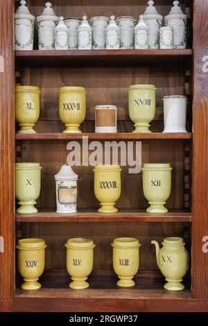 Vases vides en porcelaine antique affichés sur une étagère. Banque D'Images