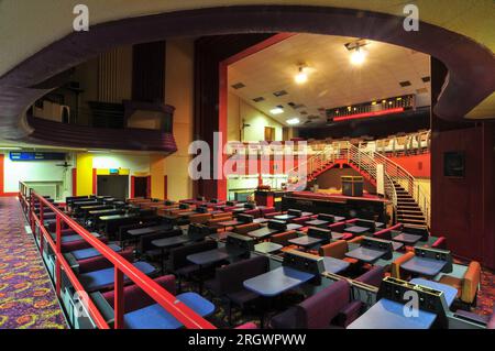 Dudley, West Midlands 1 novembre 2010 : Dudley Hippodrome photographié en 2010 peu de temps après sa fermeture définitive après la fermeture de la salle de Gala Bingo en 2009. Le bâtiment, qui n'a pas été classé, a été ouvert en 1938 après avoir été conçu par Archibald Hurley Robinson. Le théâtre original avait une capacité de 1 752 places. La structure imminente est située sur Castle Hill, à côté du zoo de Dudley. En août 2023, la démolition du bâtiment art-déco a commencé. Dudley Council a reçu 25 millions de livres du gouvernement pour construire un collège d'infirmières pour l'Université de Worcester sur le site. Credi Banque D'Images