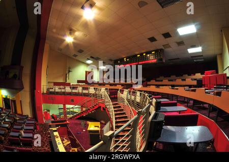 Dudley, West Midlands 1 novembre 2010 : Dudley Hippodrome photographié en 2010 peu de temps après sa fermeture définitive après la fermeture de la salle de Gala Bingo en 2009. Le bâtiment, qui n'a pas été classé, a été ouvert en 1938 après avoir été conçu par Archibald Hurley Robinson. Le théâtre original avait une capacité de 1 752 places. La structure imminente est située sur Castle Hill, à côté du zoo de Dudley. En août 2023, la démolition du bâtiment art-déco a commencé. Dudley Council a reçu 25 millions de livres du gouvernement pour construire un collège d'infirmières pour l'Université de Worcester sur le site. Credi Banque D'Images