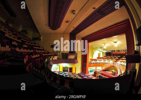 Dudley, West Midlands 1 novembre 2010 : Dudley Hippodrome photographié en 2010 peu de temps après sa fermeture définitive après la fermeture de la salle de Gala Bingo en 2009. Le bâtiment, qui n'a pas été classé, a été ouvert en 1938 après avoir été conçu par Archibald Hurley Robinson. Le théâtre original avait une capacité de 1 752 places. La structure imminente est située sur Castle Hill, à côté du zoo de Dudley. En août 2023, la démolition du bâtiment art-déco a commencé. Dudley Council a reçu 25 millions de livres du gouvernement pour construire un collège d'infirmières pour l'Université de Worcester sur le site. Credi Banque D'Images