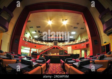 Dudley, West Midlands 1 novembre 2010 : Dudley Hippodrome photographié en 2010 peu de temps après sa fermeture définitive après la fermeture de la salle de Gala Bingo en 2009. Le bâtiment, qui n'a pas été classé, a été ouvert en 1938 après avoir été conçu par Archibald Hurley Robinson. Le théâtre original avait une capacité de 1 752 places. La structure imminente est située sur Castle Hill, à côté du zoo de Dudley. En août 2023, la démolition du bâtiment art-déco a commencé. Dudley Council a reçu 25 millions de livres du gouvernement pour construire un collège d'infirmières pour l'Université de Worcester sur le site. Credi Banque D'Images