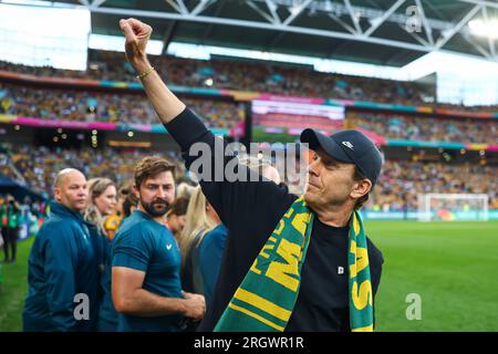 Brisbane, Australie. 12 août 2023. Brisbane, Australie. 12 août 2023. Tony Gustavsson Manager of Australia salue les supporters lors du match de quart de finale de la coupe du monde féminine de la FIFA 2023 Australie femmes vs France femmes au Suncorp Stadium, Brisbane, Australie, le 12 août 2023 (photo de Patrick Hoelscher/News Images) dans, le 8/12/2023. Crédit : SIPA USA/Alamy Live News crédit : SIPA USA/Alamy Live News Banque D'Images