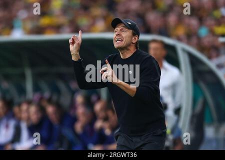 Brisbane, Australie. 12 août 2023. Brisbane, Australie. 12 août 2023. Tony Gustavsson Manager de l'Australie donne des instructions à son équipe lors du match de quart de finale de la coupe du monde féminine de la FIFA 2023 Australie femmes vs France femmes au Suncorp Stadium, Brisbane, Australie, le 12 août 2023 (photo de Patrick Hoelscher/News Images) dans, le 8/12/2023. Crédit : SIPA USA/Alamy Live News crédit : SIPA USA/Alamy Live News Banque D'Images