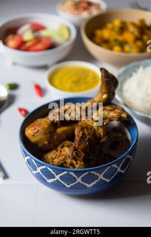 Prêt à manger indien non végétarien poulet masala, riz et salade. Banque D'Images
