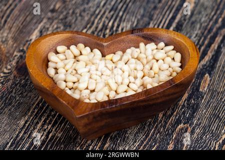 pignons de pin pelés de petite taille, noix utiles, une partie de la coquille reste sur les noix de cèdre Banque D'Images