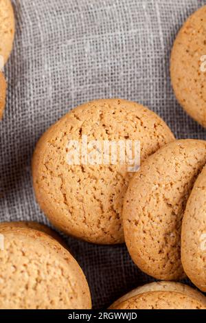 la structure poreuse des vrais biscuits ronds, biscuits ronds à base de farine de blé et d'avoine, la structure poreuse des vrais biscuits ronds, pas doux sec et Banque D'Images