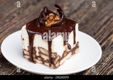 gâteau à la crème au chocolat avec gâteau éponge, gâteau à la crème sur biscuits recouverts de chocolat au lait Banque D'Images
