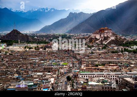 Nanjing/Lhassa. 12 août 2023. Cette photo prise le 15 juin 2023 montre une vue de la ville de Lhassa, dans la région autonome du Tibet du sud-ouest de la Chine. Crédit : Jiang Fan/Xinhua/Alamy Live News Banque D'Images