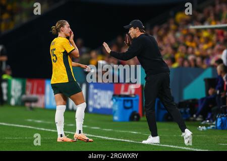 Tony Gustavsson Manager de l'Australie donne des instructions à Clare Hunt #15 de l'Australie lors du match de quart de finale de la coupe du monde féminine de la FIFA 2023 Australie femmes vs France femmes au Suncorp Stadium, Brisbane, Australie, 12 août 2023 (photo de Patrick Hoelscher/News Images) Banque D'Images