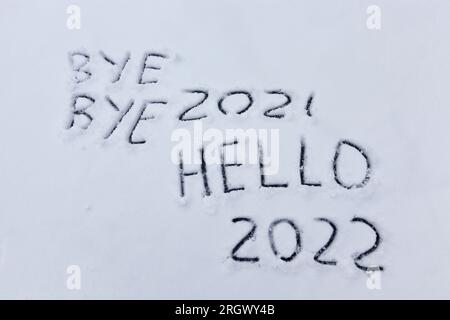 les chiffres et le mot bonjour est dessiné sur la neige dans la saison d'hiver, l'inscription sur la nouvelle année 2022 Banque D'Images