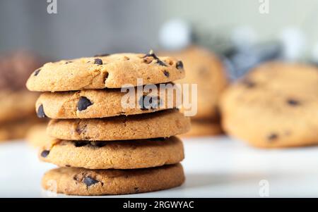 gouttes et morceaux de chocolat dans les biscuits de blé traditionnels, nourriture pour le thé ou le café, biscuits sucrés et délicieux Banque D'Images