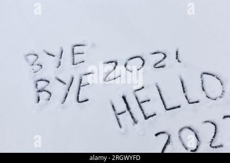 l'inscription sur la nouvelle année 2022, les chiffres et le mot bonjour est dessiné sur la neige dans la saison d'hiver Banque D'Images