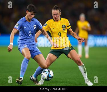 Brisbane, Australie. 12 août 2023. Caitlin Foord #9 d'Australie bataille pour le ballon avec Élisa de Almeida #5 de France lors du match quart de finale de la coupe du monde féminine de la FIFA 2023 Australie femmes vs France femmes au Suncorp Stadium, Brisbane, Australie, 12 août 2023 (photo de Patrick Hoelscher/News Images) dans , le 8/12/2023. (Photo de Patrick Hoelscher/News Images/Sipa USA) crédit : SIPA USA/Alamy Live News Banque D'Images