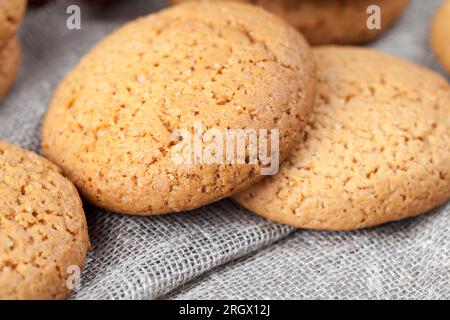 biscuits secs et croquants pas très sucrés, biscuits poreux cuits avec de la farine d'avoine, gros plan de biscuits à la farine d'avoine pas très riches en calories Banque D'Images