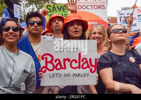 Londres, Royaume-Uni. 11 août 2023. Des centaines de médecins juniors organisent un rassemblement devant Downing Street alors qu'ils commencent leur dernière grève pour les salaires. Crédit : Vuk Valcic/Alamy Live News Banque D'Images