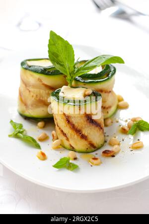 rouleaux de courgettes avec fromage, basilic et noix de pin Banque D'Images