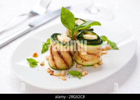 rouleaux de courgettes avec fromage, basilic et noix de pin Banque D'Images