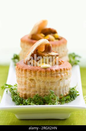 étuis à pâte feuilletée vol-au-vents fourrés de champignons Banque D'Images