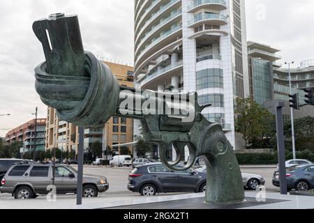 Une grande sculpture à Zaitunay Bay Beyrouth d'un revolver Colt Python 357 Magnum avec son canon noué en nœud et son museau pointé vers le ciel Banque D'Images