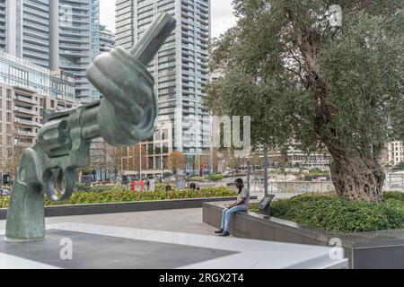 Une grande sculpture à Zaitunay Bay Beyrouth d'un revolver Colt Python 357 Magnum avec son canon noué en nœud et son museau pointé vers le ciel Banque D'Images