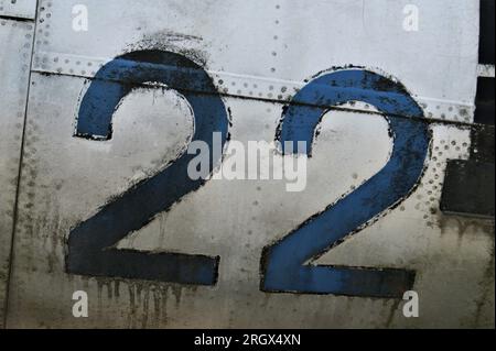 Numéro 22 écrit en bleu. Le numéro 22 sur le fuselage d'un vieil avion Banque D'Images