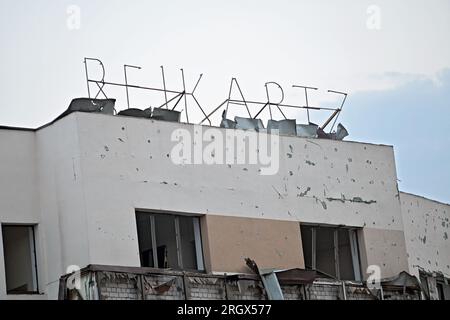 Non exclusive : ZAPORIZHZHIA, UKRAINE - 10 AOÛT 2023 - Un hôtel montre des dommages causés par une attaque de missiles russes sur Zaporizhzhia, dans le sud-est de l'Ukraine Banque D'Images
