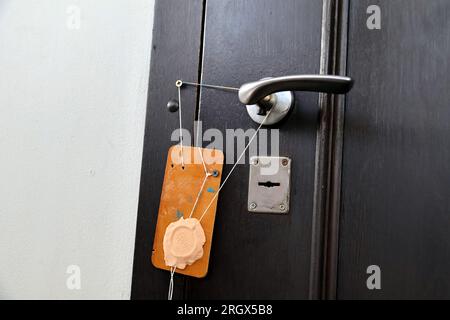 Non exclusive : KIEV, UKRAINE - 11 AOÛT 2023 - Une porte est scellée à la Lavra Kyiv-Pechersk, Kiev, capitale de l'Ukraine. Banque D'Images