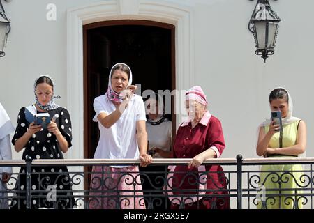 Non exclusive : KIEV, UKRAINE - 11 AOÛT 2023 - les dévots se tiennent debout sur le balcon de la Lavra Kyiv-Pechersk, Kiev, capitale de l'Ukraine. Banque D'Images