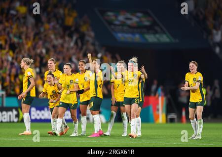 Brisbane, Australie. 12 août 2023. Les joueuses australiennes célèbrent un penalty sauvé lors du match de quart de finale de la coupe du monde féminine de la FIFA 2023 Australie femmes vs France femmes au Suncorp Stadium, Brisbane, Australie, le 12 août 2023 (photo de Patrick Hoelscher/News Images) à Brisbane, Australie le 8/12/2023. (Photo de Patrick Hoelscher/News Images/Sipa USA) crédit : SIPA USA/Alamy Live News Banque D'Images