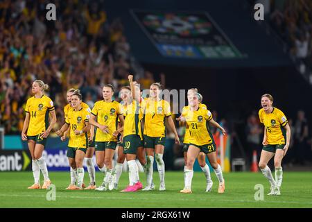 Brisbane, Australie. 12 août 2023. Les joueuses australiennes célèbrent un penalty sauvé lors du match de quart de finale de la coupe du monde féminine de la FIFA 2023 Australie femmes vs France femmes au Suncorp Stadium, Brisbane, Australie, le 12 août 2023 (photo de Patrick Hoelscher/News Images) à Brisbane, Australie le 8/12/2023. (Photo de Patrick Hoelscher/News Images/Sipa USA) crédit : SIPA USA/Alamy Live News Banque D'Images