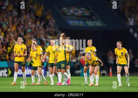 Brisbane, Australie. 12 août 2023. Les joueuses australiennes célèbrent un penalty sauvé lors du match de quart de finale de la coupe du monde féminine de la FIFA 2023 Australie femmes vs France femmes au Suncorp Stadium, Brisbane, Australie, le 12 août 2023 (photo de Patrick Hoelscher/News Images) à Brisbane, Australie le 8/12/2023. (Photo de Patrick Hoelscher/News Images/Sipa USA) crédit : SIPA USA/Alamy Live News Banque D'Images