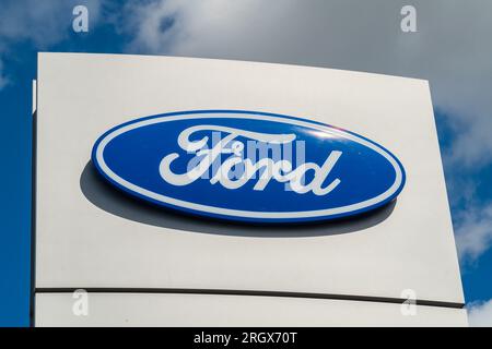 Wolverhampton, Royaume-Uni - août 11 2023 : un panneau publicitaire Ford à l'extérieur du concessionnaire Evans Halshaw avec le logo Ford à Wolverhampton, Royaume-Uni Banque D'Images