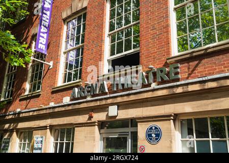 Wolverhampton, Royaume-Uni - août 11 2023 : signalisation extérieure de l'Arena Theatre à Wolverhampton, Royaume-Uni Banque D'Images