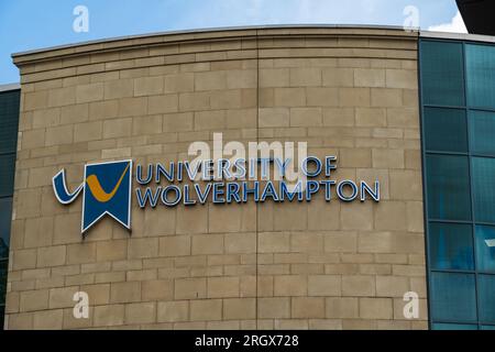 Wolverhampton, Royaume-Uni - août 11 2023 : Université de Wolverhampton signe extérieur et logo à l'extérieur d'un bâtiment Banque D'Images