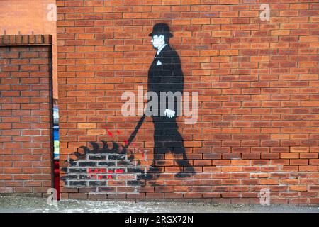 Wolverhampton, Royaume-Uni - août 11 2023 : style Banksy graffiti d'art mural noir et blanc d'un homme d'affaires à Wolverhampton, Royaume-Uni Banque D'Images