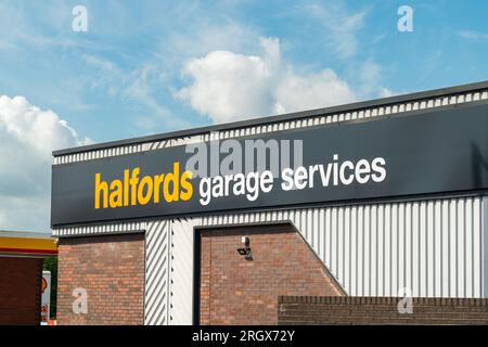 Wolverhampton, Royaume-Uni - août 11 2023 : signalisation extérieure de Halfords garage Services à Wolverhampton, Royaume-Uni Banque D'Images