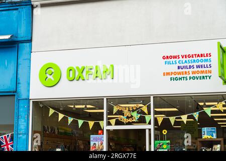 Wolverhampton, Royaume-Uni - août 11 2023 : signalisation extérieure de la Charity Shop, Oxfam dans le centre-ville de Wolverhampton Banque D'Images