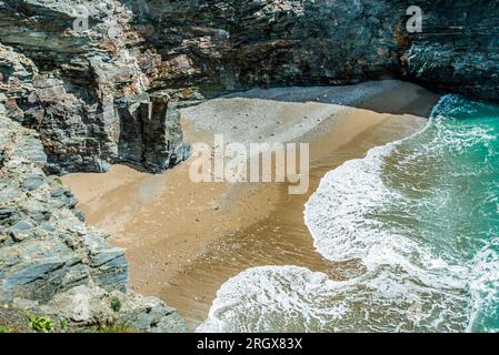 Rinsey Cove d'en haut sur la côte cornique à l'ouest de Porthleven. Banque D'Images