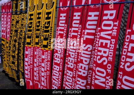 Londres, Royaume-Uni. 12 août 2023. Foulard commémoratif en vente avant le match Betfred Challenge Cup Hull KR vs Leigh Leopards au stade de Wembley, Londres, Royaume-Uni, le 12 août 2023 (photo Steve Flynn/News Images) à Londres, Royaume-Uni le 8/12/2023. (Photo Steve Flynn/News Images/Sipa USA) crédit : SIPA USA/Alamy Live News Banque D'Images