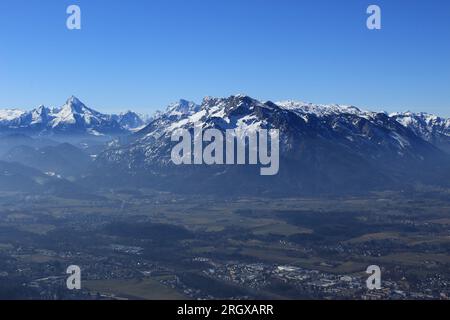 Vue sur les alpes enneigées depuis la colline de Gaisberg par une journée d'hiver claire et sans nuages. Ciel, montagnes et fond de vallée avec brouillard et smog visibles (Autriche) Banque D'Images