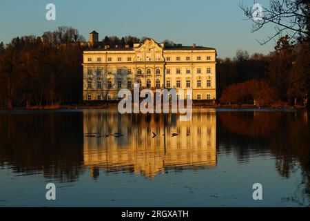 Schloss Leopoldskron - un palais rococo et un monument historique national à Leopoldskron-Moos, Salzbourg, Autriche. Réflexion sur Leopoldskroner Weiher Banque D'Images