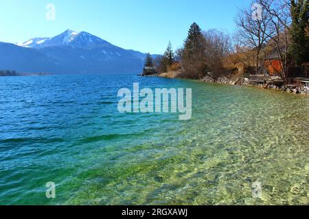 Lac Wolfgang à la fin de l'hiver ou au début du printemps. Hors saison sur Wolfgangsee (Autriche) Banque D'Images