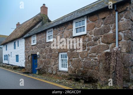 The Old Saltings chalet traditionnel de pêcheur en granit dans la zone de conservation du port de Sennen Cove, Cornwall, Angleterre. Banque D'Images