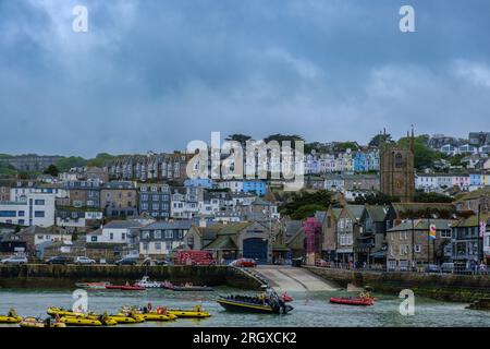 Vue aérienne du centre-ville de St Ives et de la côte, Cornouailles, Angleterre. Banque D'Images