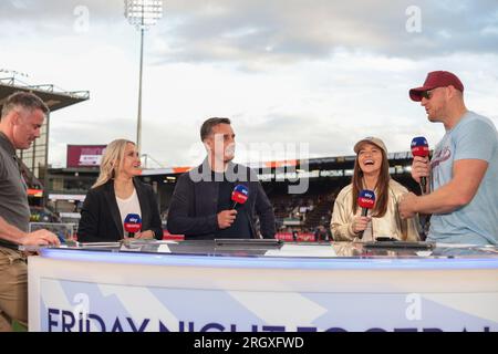 Jj Watts (à droite) et Kealia Watts avec les experts de Sky Sports Izzy Christiansen (deuxième à gauche), Gary Neville (au centre) et Jamie Carragher (à gauche) avant le Burnley FC contre Manchester City FC au Turf Moor Stadium Burnley 11 août 2023 crédit : Sharon Latham/Burnley FC/Alamy Live News Banque D'Images