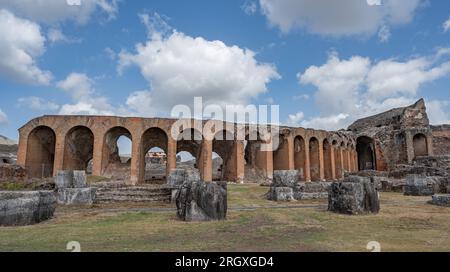 L'amphithéâtre Campanien est un amphithéâtre romain situé dans la ville de Santa Maria Capua Vetere - coïncidant avec l'ancienne Capoue - deuxième en siz Banque D'Images