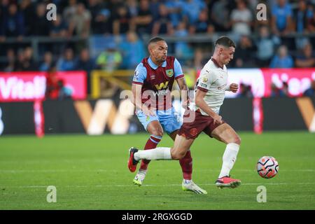 Vitinho de Burnley FC (à gauche) et Phil Foden de Manchester City (à droite) se disputent le ballon au Turf Moor Stadium Burnley 11 août 2023 crédit : Sharon Latham/Burnley FC/Alamy Live News Banque D'Images