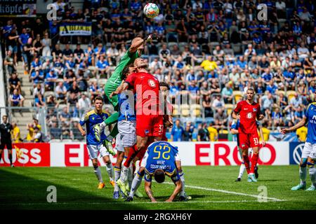 12 août 2023, Thuringe, Iéna : football : DFB Cup, 1e tour, FC Carl Zeiss Jena - Hertha BSC à Ernst-Abbe-Sportfeld. Kevin Kunz (l. ci-dessus, FC Carl Zeiss Jena) défend le ballon contre Toni Leistner (37, Hertha BSC). Entre les deux se trouve Bastian Strietzel (FC Carl Zeiss Jena), à côté de lui Justin Schau (25, FC Carl Zeiss Jena). Photo : Jacob Schröter/dpa - REMARQUE IMPORTANTE : conformément aux exigences de la DFL Deutsche Fußball Liga et de la DFB Deutscher Fußball-Bund, il est interdit d'utiliser ou de faire utiliser des photographies prises dans le stade et/ou du match sous forme d'images de séquence et/ou Banque D'Images